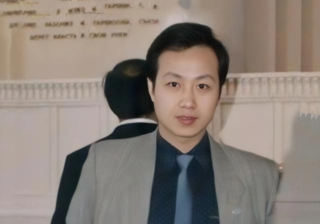 2008年的一天，主持人罗京在治疗结束后回电视台看望同事，同事问：“你怎么了这两