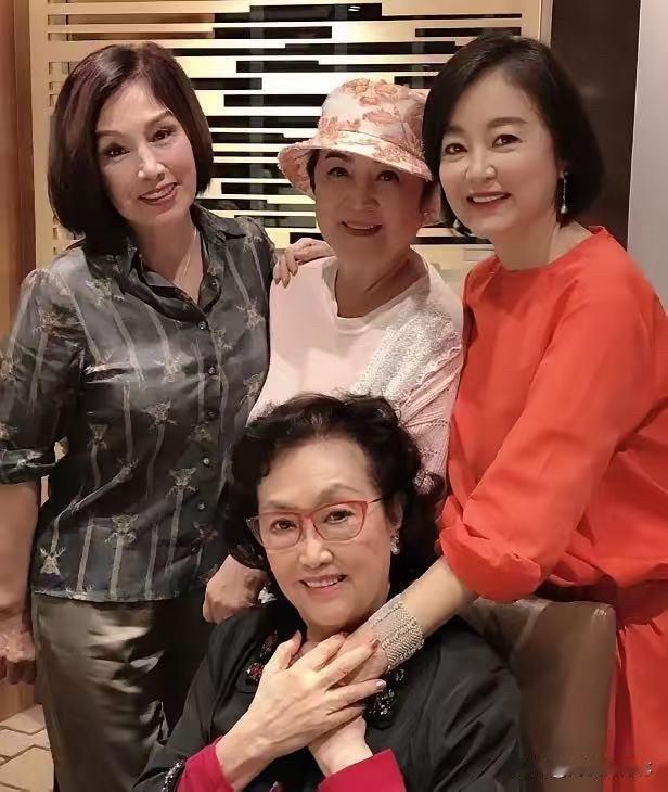 葛兰走了。8月3日下午，这位93岁的"曼波女郎"在香港安详离世。距她的好