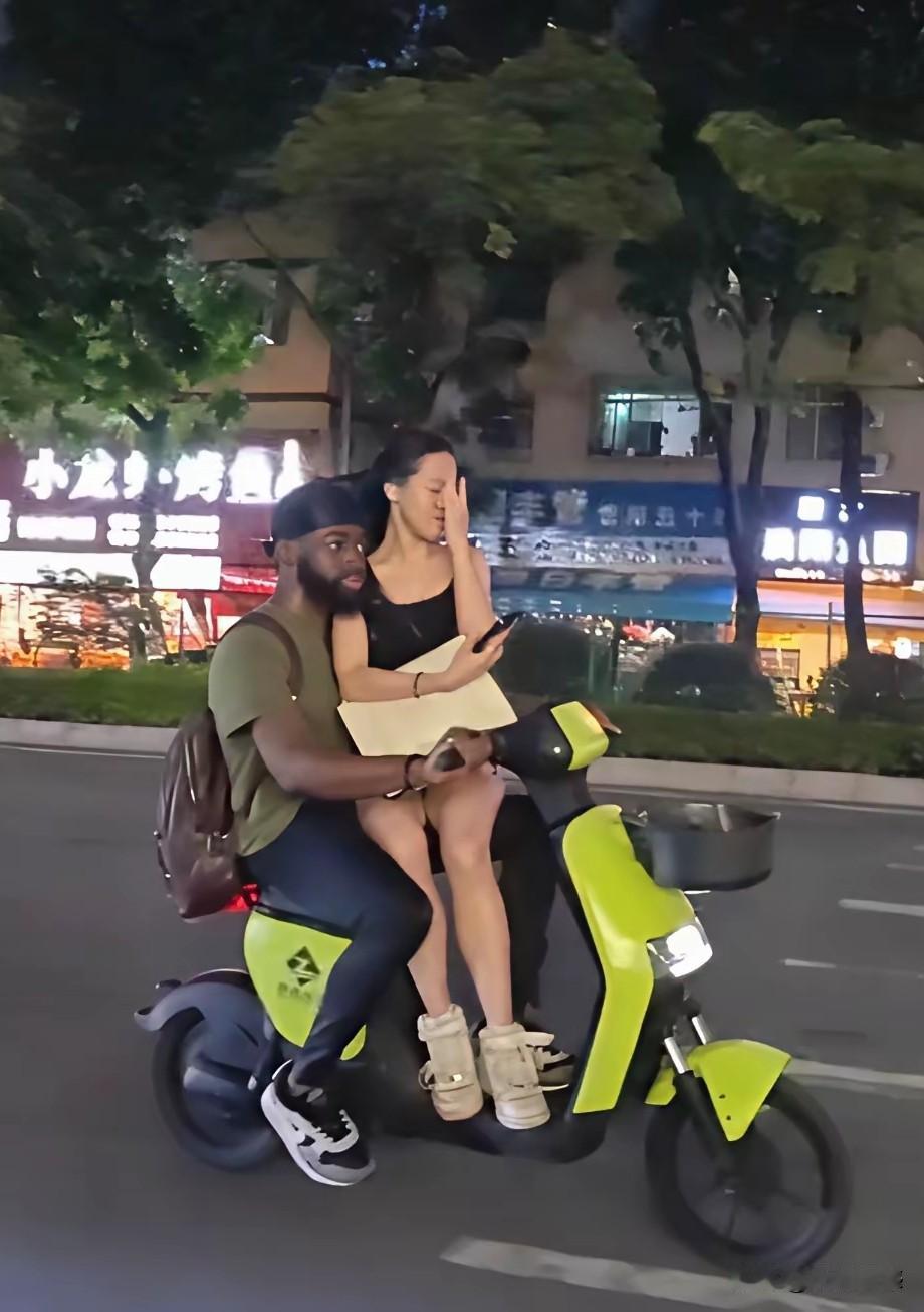 一个骑摩托车的，一个坐摩托车的，两个人在同一台车上，反差太大了！感觉这应该是某座