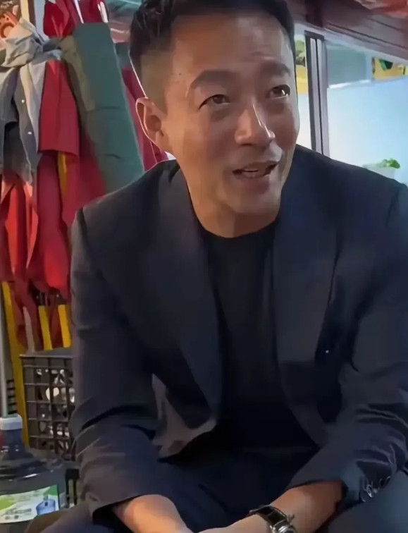汪小菲回京都被偶遇，网友直呼不敢认？现实中的汪小菲看起来有点疲惫，说来也奇怪，汪