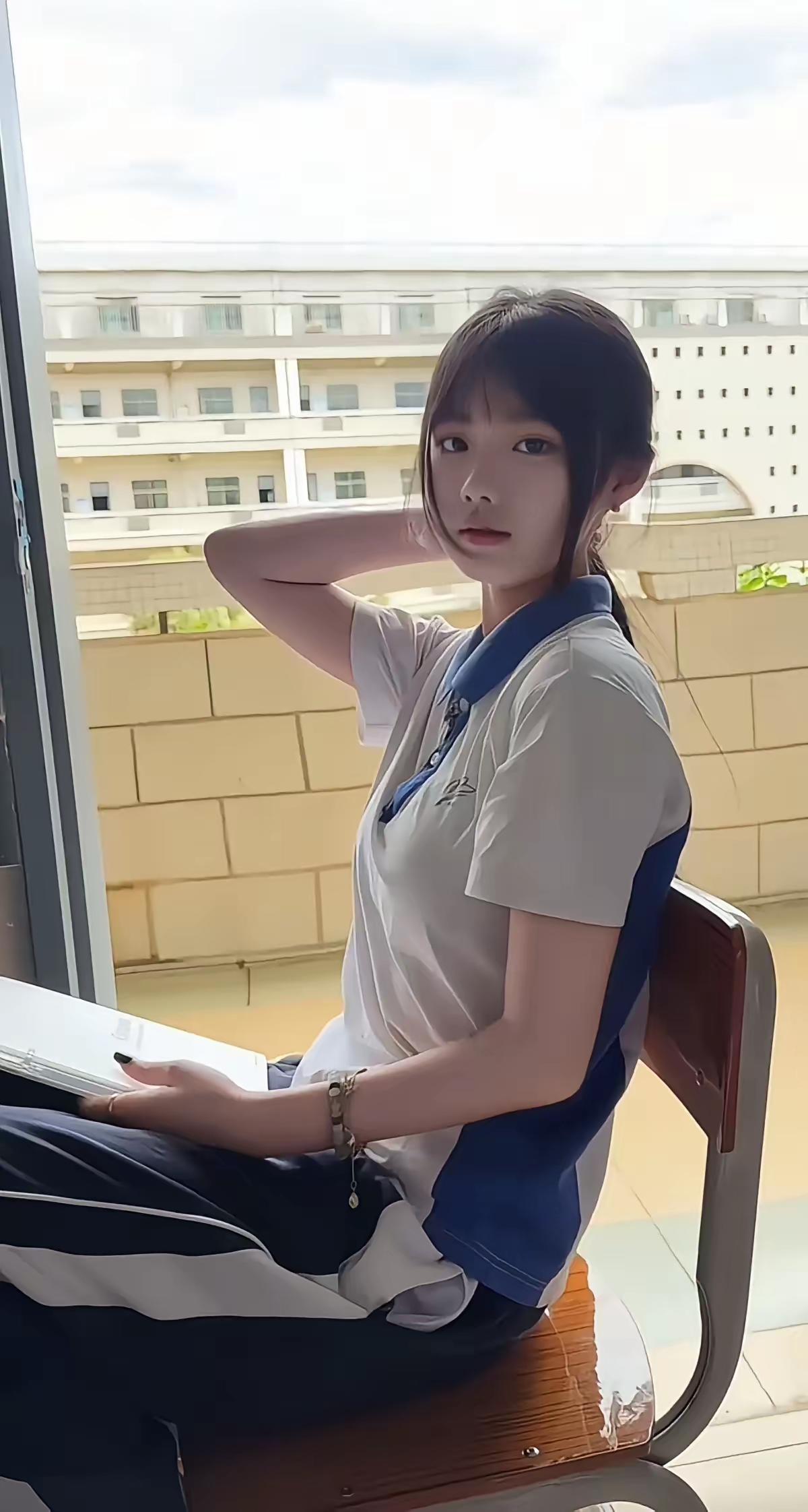 这颜值也太能打了吧，素颜配校服都这么好看，妥妥的校园初恋脸！神态又甜又自然，瞬