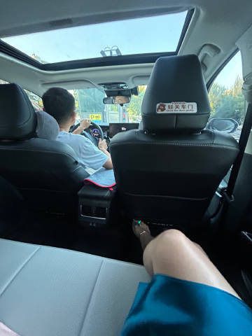 新款凯美瑞还怪宽敞<br />我的邻居在比优特买了几个便宜螃蟹 我丢那...
