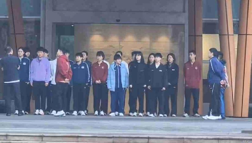 人群中一眼就看到莎莎，两队排排站，马琳指导像是在训话，邱贻可指导背着手监督