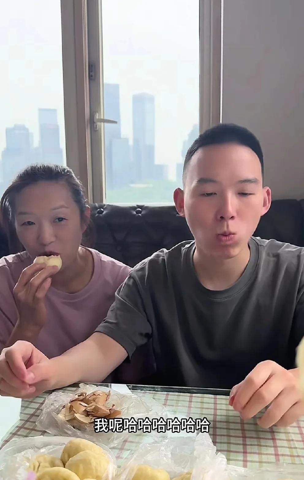 谢浩男吃起包子来，一口一个可真是一点不装假呀！哎哎，镜头对着你呢！[呲牙笑]咱就