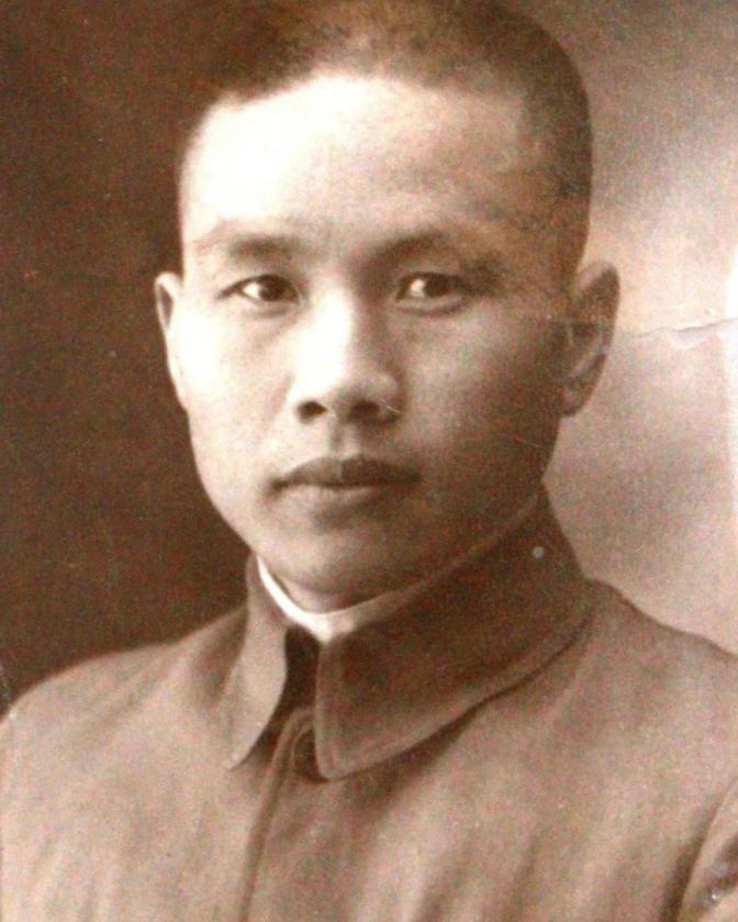 1934年，周镐被捕，负责审讯他的，是他的旧友，旧友支开手下，对周镐说：“只要你