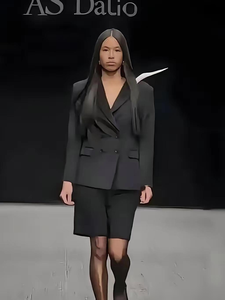 张庭女儿刚亮相巴黎高定秀，全网都在惊呼东方黑天鹅，可谁还记得，几年前她被骂最丑星二代？当时，就因为皮