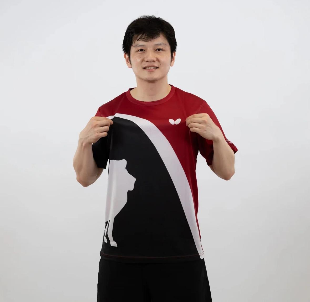 樊振东展示杜塞尔多夫的新队服，球迷服和围巾🧣——樊振东很开心有喜感！模特樊振