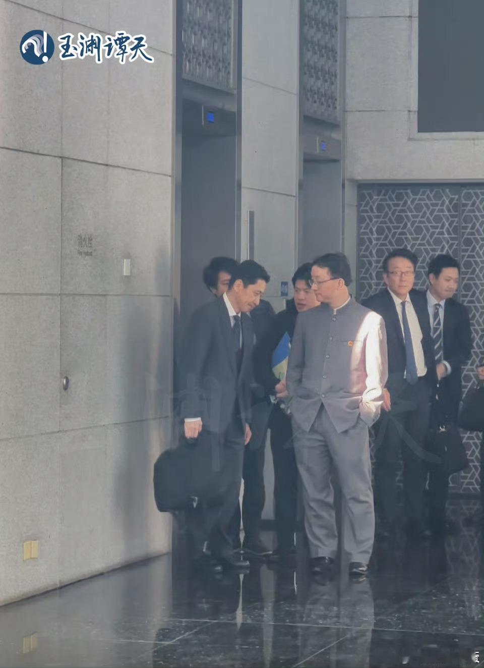 我方双手插兜就问拽不拽？