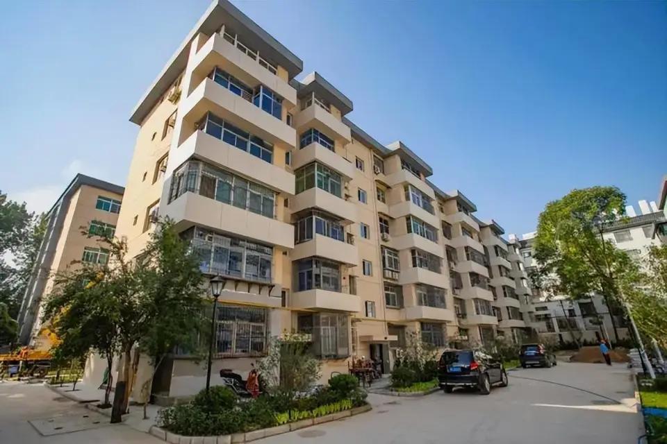 聊聊老破小这事，很多人还没看清楚。前几年老破小在市场上就是个烫手山芋，没电梯、