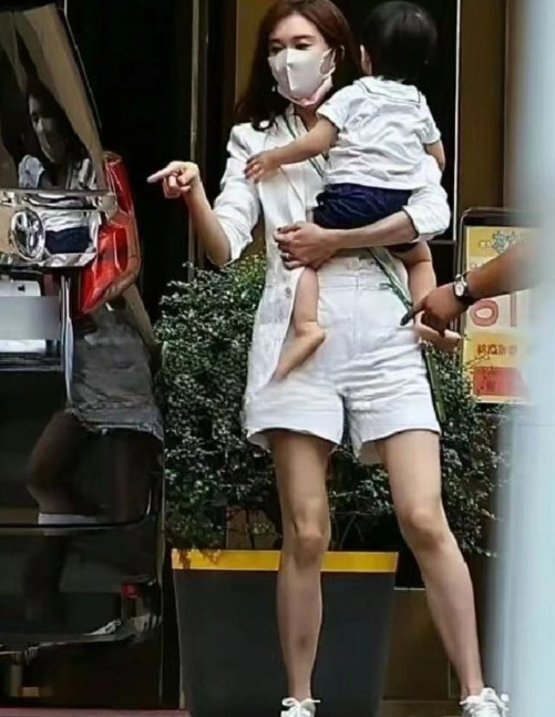 林志玲这腿....怎么回事