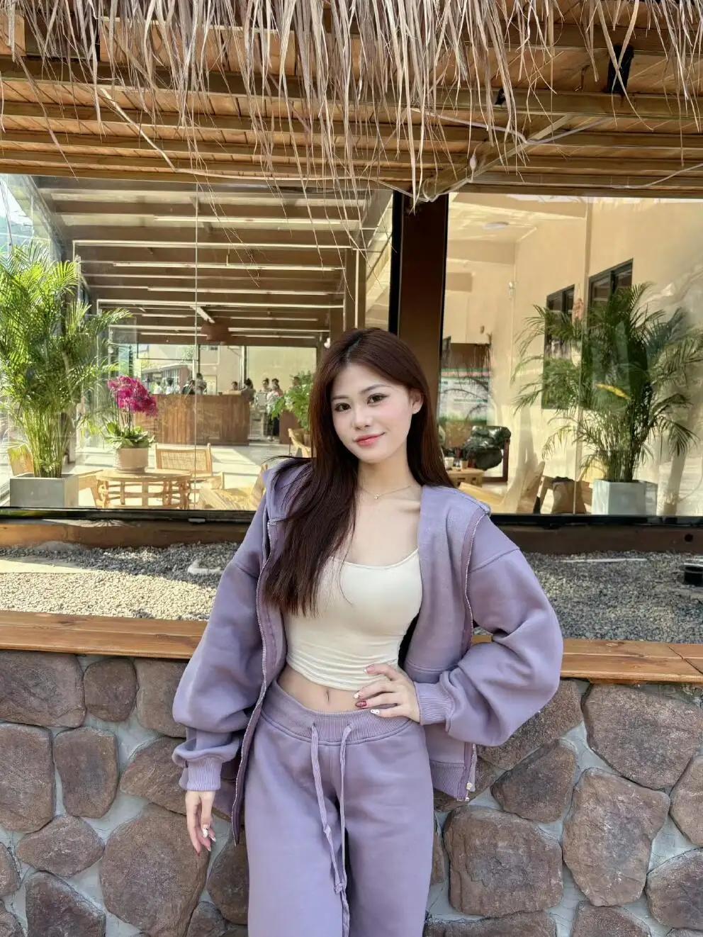 悠闲午后，阳光洒落，轻奢咖啡馆的浪漫时光。什么样子的女人才是最美的美女的美丽瞬