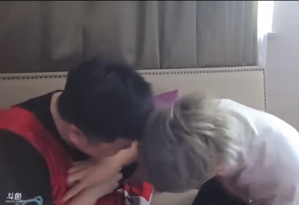 昨天谢彬训话女队员，说晚上吃完饭就去停车场混，眼子直接停了停车场，哈哈弹幕都说谢