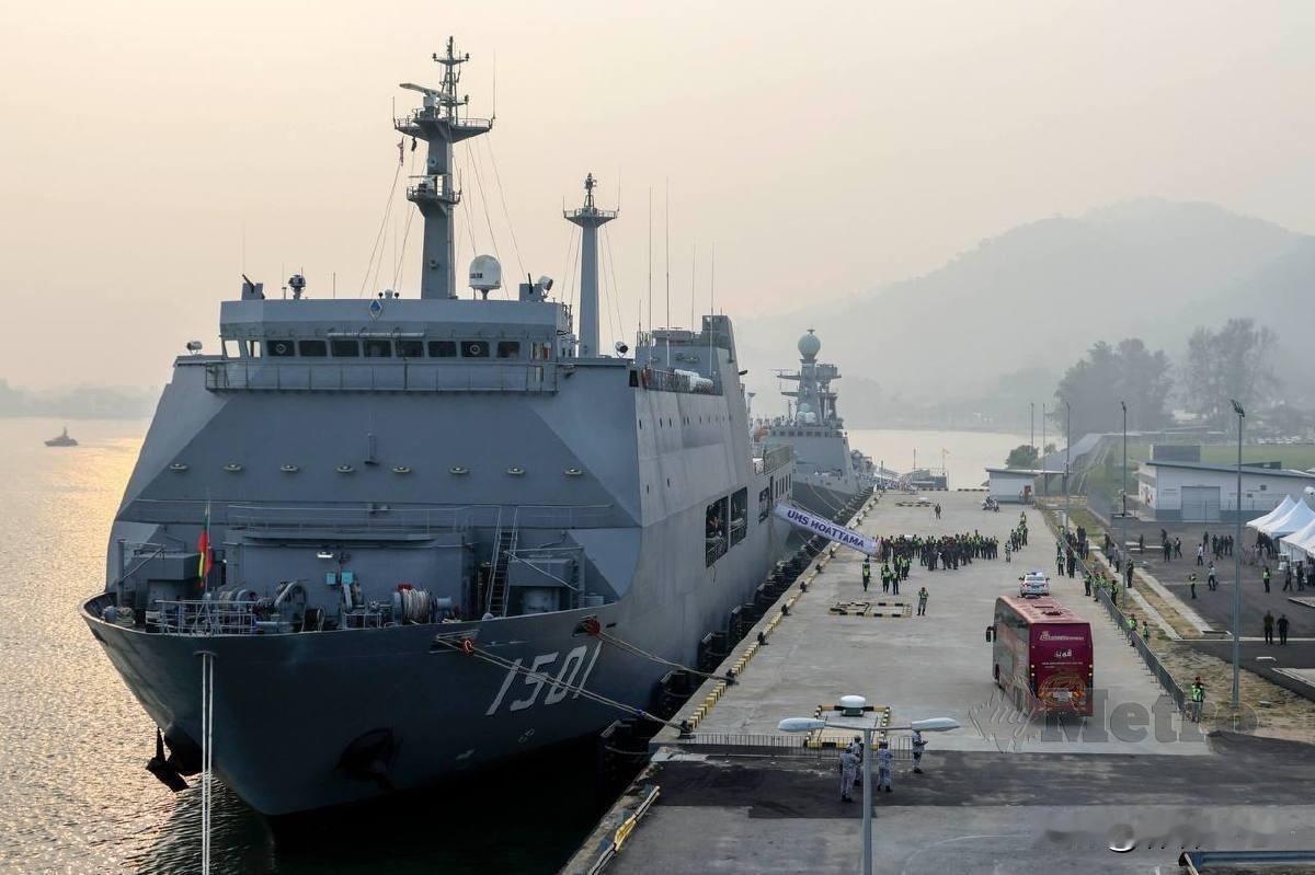 由望加锡级万吨船坞登陆舰“莫塔玛”号（1501号）、江喜陀级护卫舰“辛标信”号（