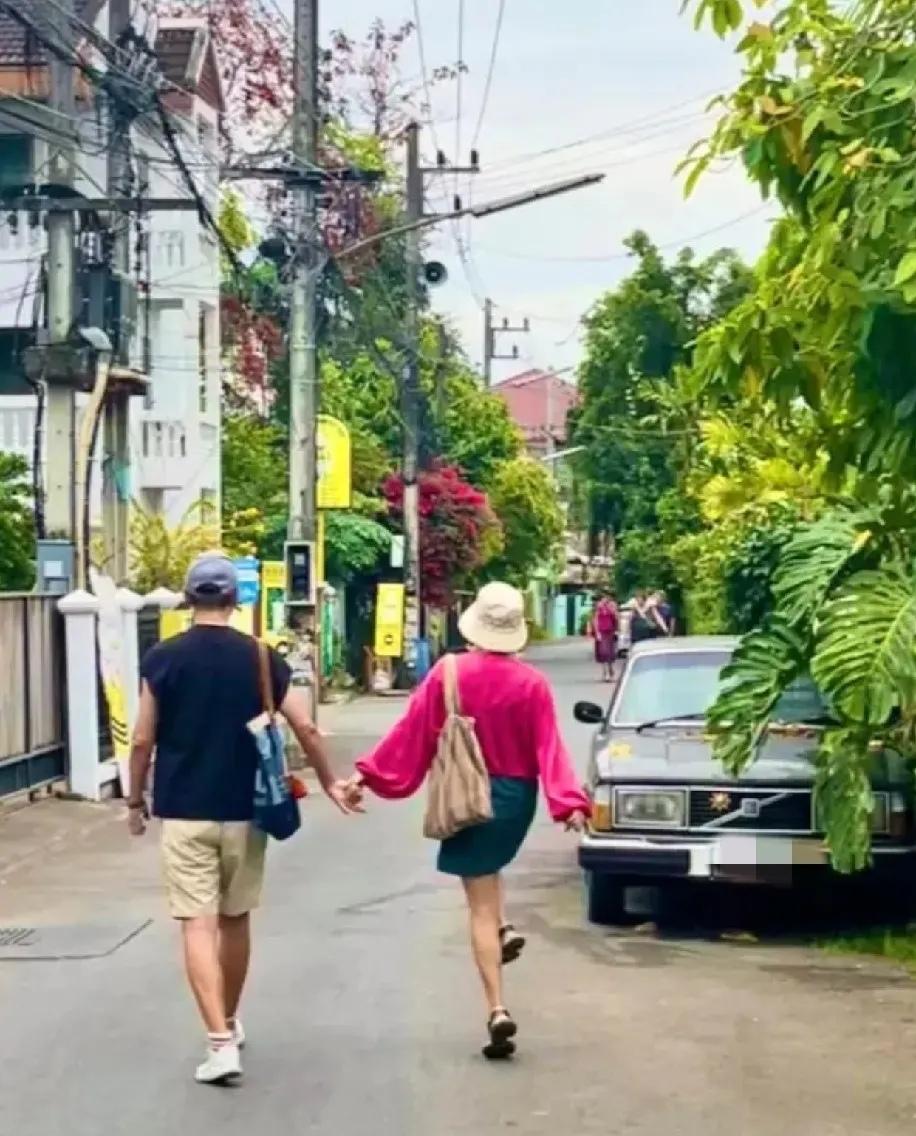 今年过年李静特地飞去泰国清迈陪戴军过年，俩人牵手走在街头，李静穿玫红上衣配黑短裙