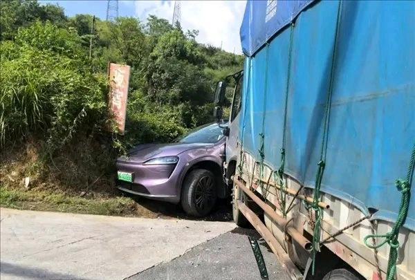 货车司机分神，满载货车横向撞击智界R7，车主一家安然无恙！！！满载货车将一辆正