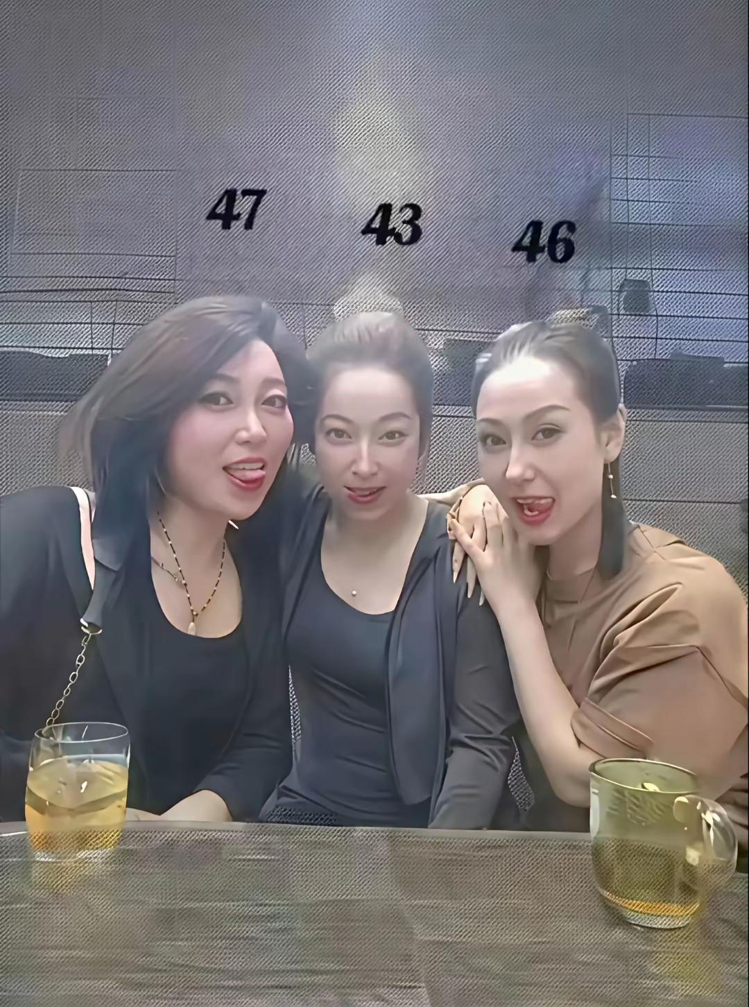 可能是现在的条件好了，到了奔四的女人，样貌上也不像以前的黄脸婆那样，体态消退的，