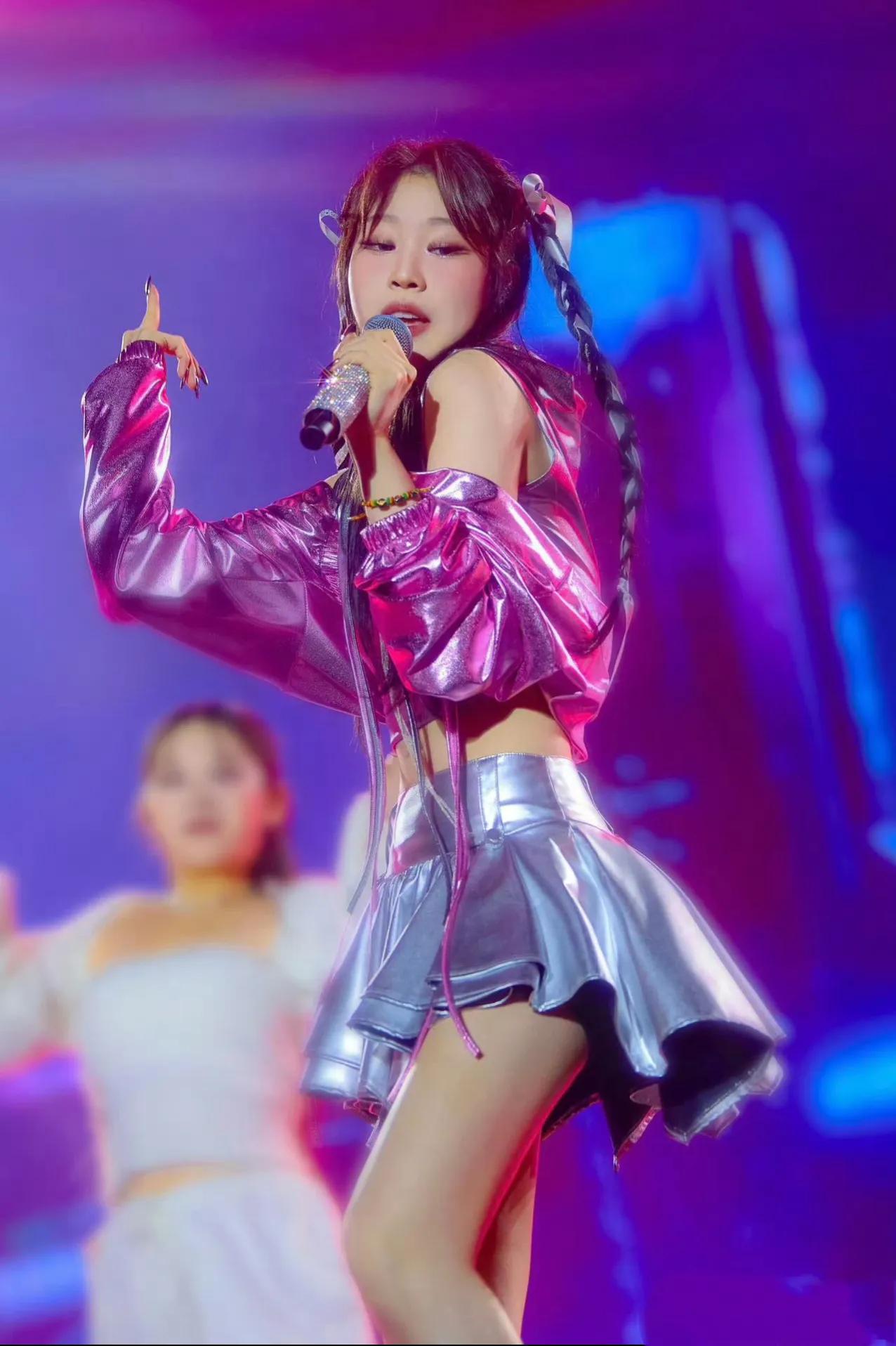 小沈阳女儿登台遭吐槽，公众舞台难逃众口近日，小沈阳在沈阳演唱会上邀请女儿沈佳