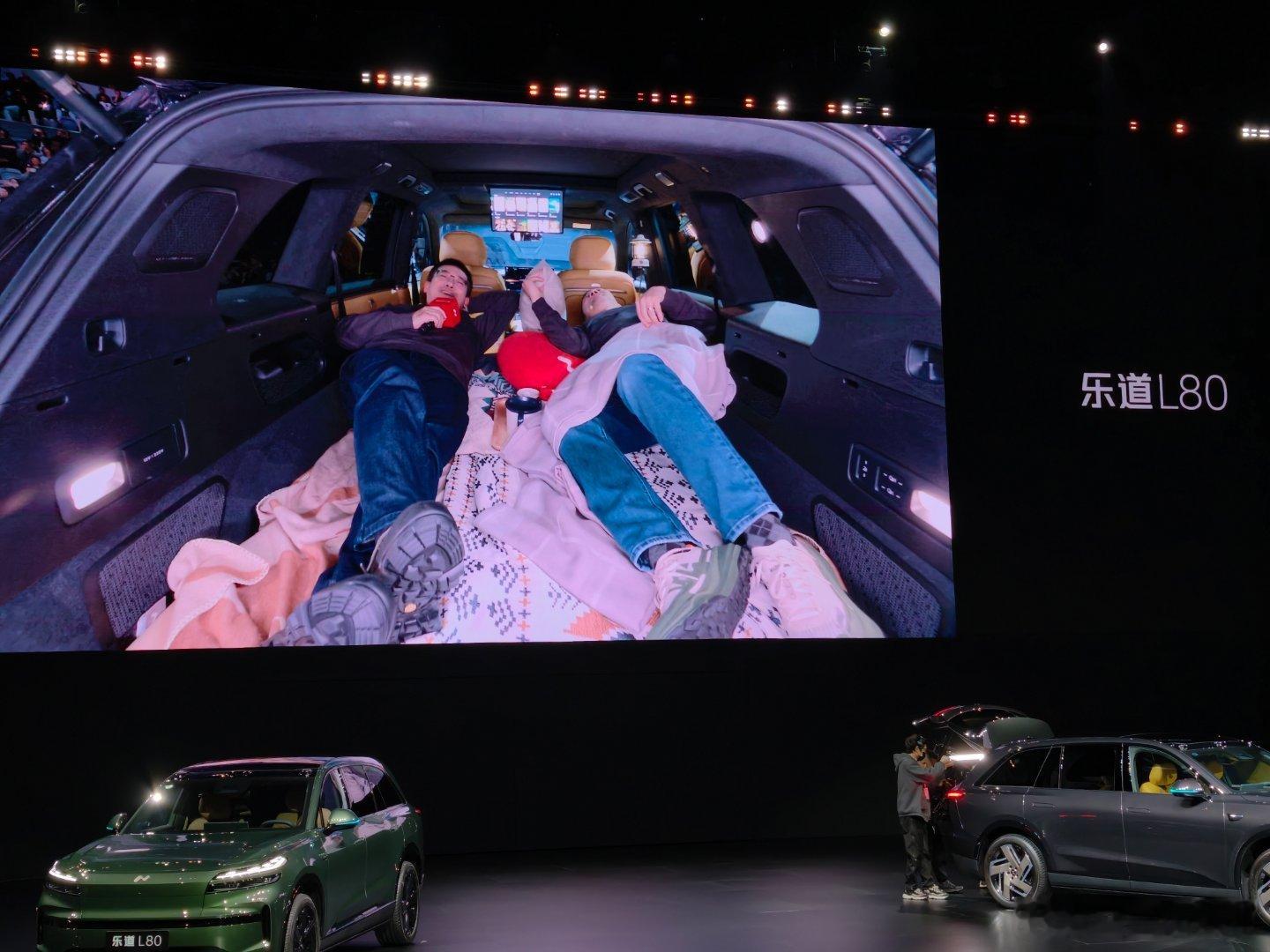 发布会做饭，发布会遛狗，发布会躺平讲体验讲场景，斌哥信手拈来。乐道l8024.