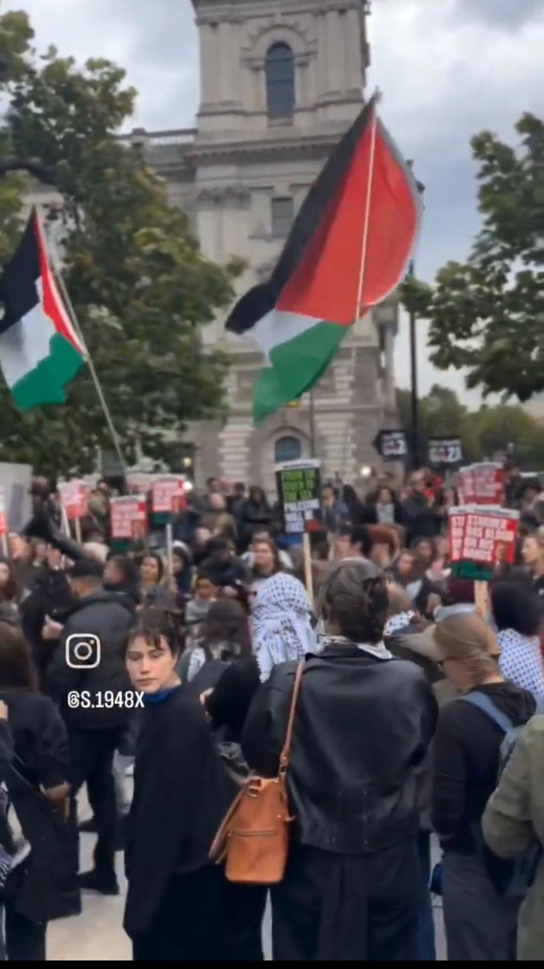 英国伦敦，巴勒斯坦和其支持者。曼彻斯特一座犹太教堂附近一名穆斯林杀害了两名犹