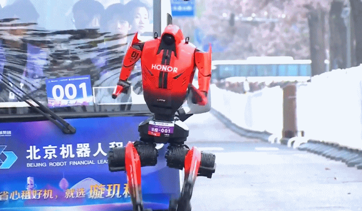 机器人“闪电”率先冲线完成半马