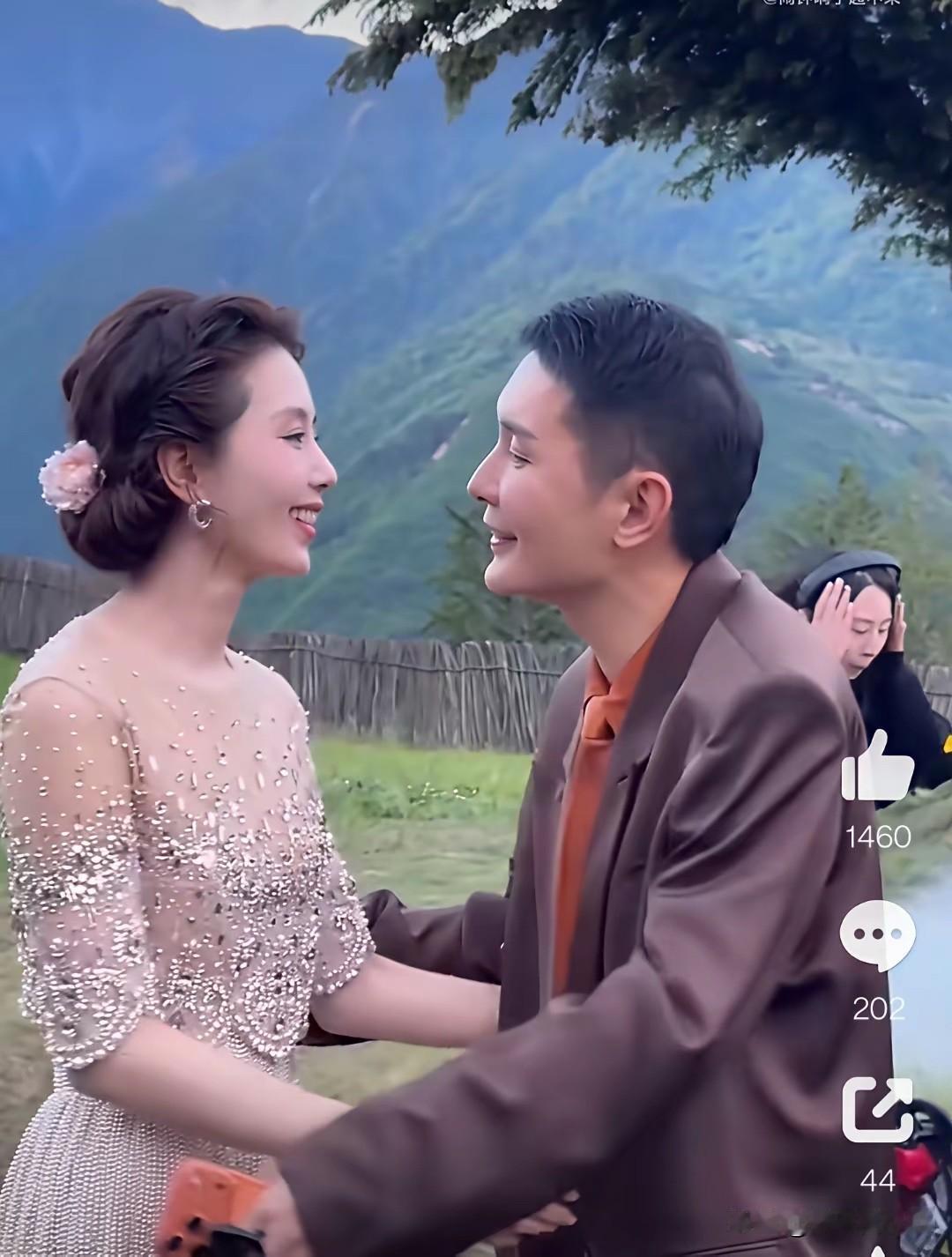 实在搞不懂娱乐圈的关系，吴奇隆老婆跟别人那么亲密，他居然也不生气！[捂脸哭][捂脸