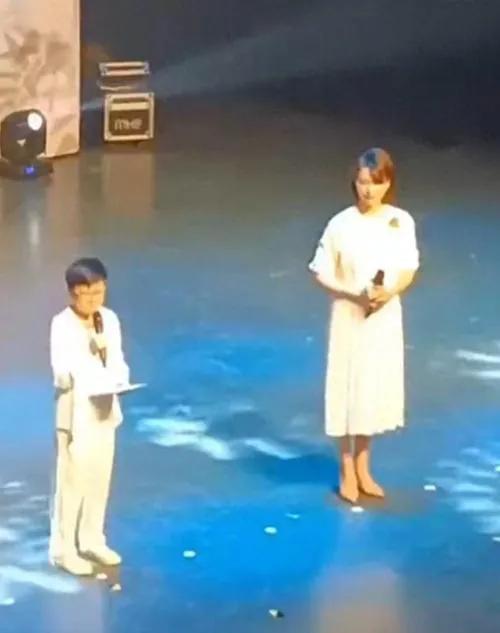 董卿携子同台朗读：母子共声传递书香近日，董卿与儿子罕见同台，深情朗诵经典篇章。