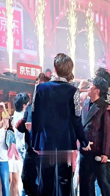 一个习惯在全世界巡演舞台上赤膊的人，却在跨年零点的亿万目光下，慌乱地捂住了自己的