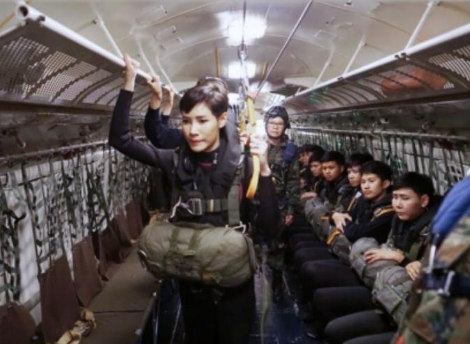 诗妮娜的军装照，诗丽吉王后的军装照，泰国王室女子特有的英姿飒爽的形象。