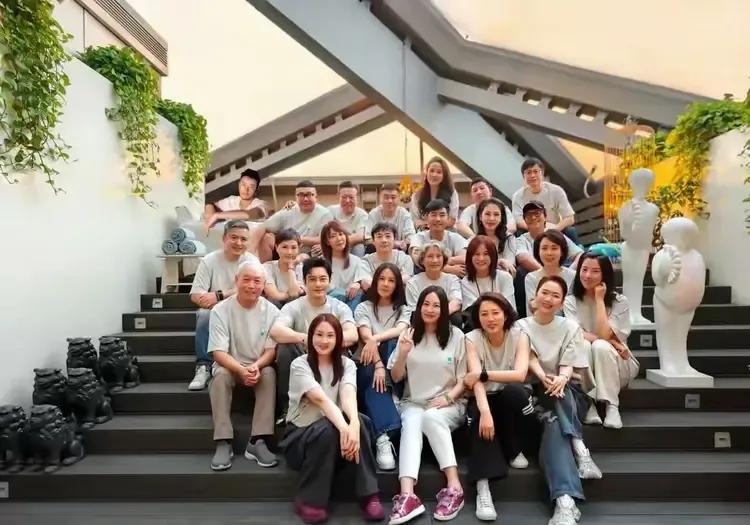 北电96级同学聚会，男生当中黄晓明最显年轻，媲美零零后小鲜肉！4月30日，陈