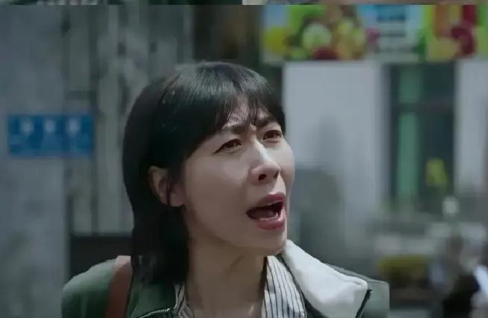 任素汐38岁生日，发了段视频。评论区最高赞，是说她“脸不忍直视”。有网友直接