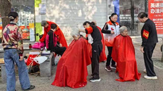 便民服务暖街巷 志愿服务续温情