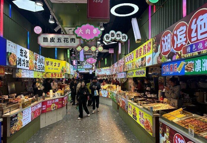 这样的正能量新闻，总能给人满满的温暖。近日，福建师范大学旗山校区旁边的小吃街