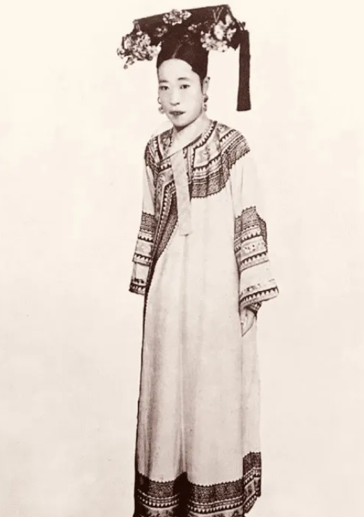 1889年，光绪和妻子隆裕新婚夜，慈禧命4个嬷嬷在喜帐后听房。整夜无动静，正要离