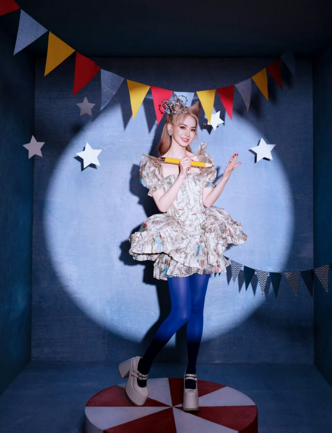 戚薇的造型真的好美，妆造也太精致了吧！