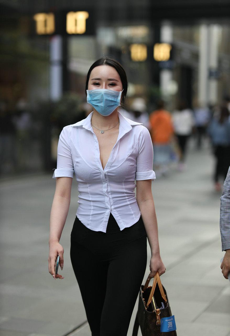 走在热闹的城市街头，这位姑娘一身利落穿搭太吸睛了。修身白衬衫衬得身形挺拔，搭配简