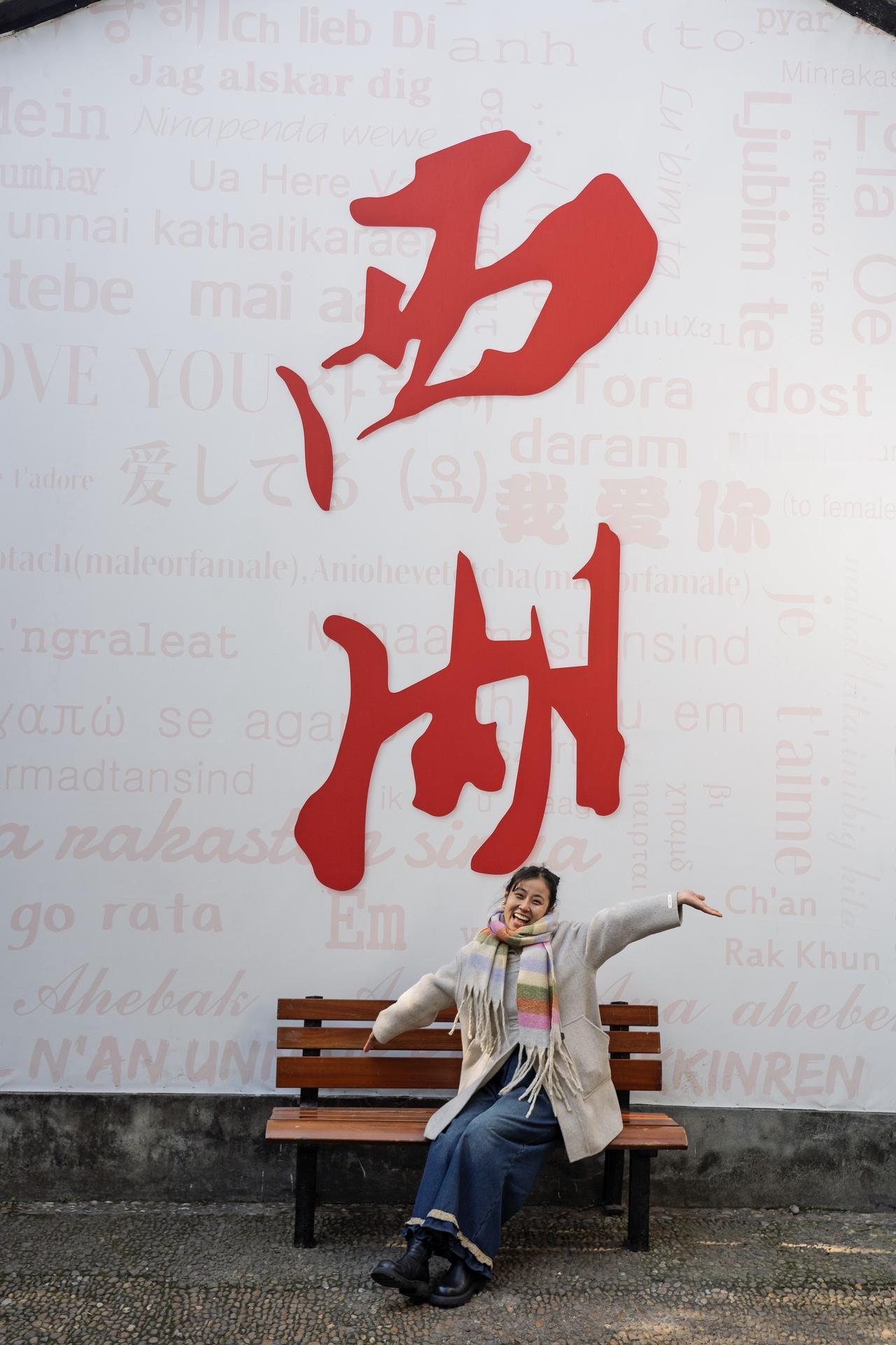 没想今年杭州腊梅居然这么早开了连叶子还没来得及掉光这棵腊梅是真的超级大还没