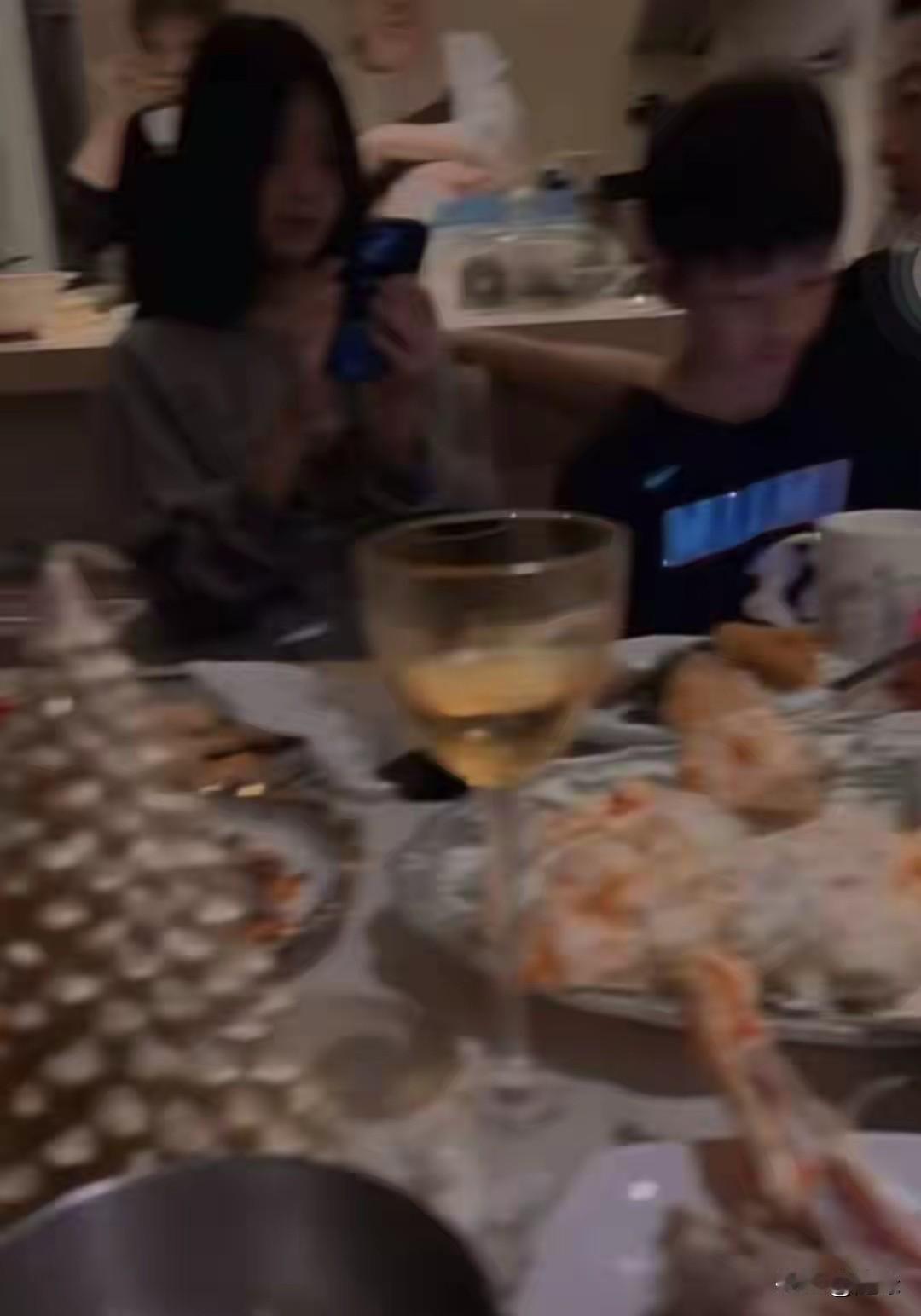 玥儿箖箖出现了！小玥儿很瘦，脸好小，披肩黑长发，像极了妈妈大S，小箖箖很乖巧的