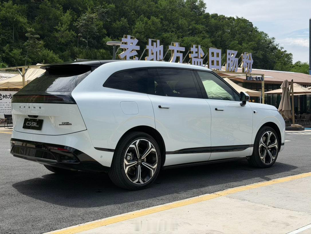 珠峰白色G9L，非常纯净的感觉，一定不会出错的颜色，还免费小鹏g9l太好开了
