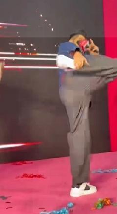 天王郭富城现身重庆解放碑，参加活动，现场人山人海，粉丝们接近疯狂，保镖、保安左右