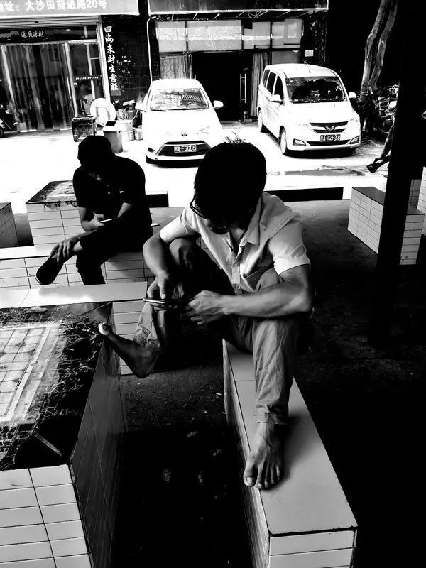 底层人越来越难翻身，原因很现实。一方面是家庭“经验断层”，祖祖辈辈死磕体力，亲戚