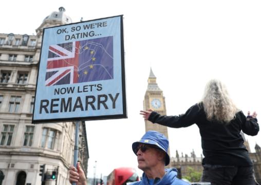 折腾十年，烧光万亿英镑，英国脱欧愣是把自己脱成了笑话，如今居然低头求着回欧盟？欧