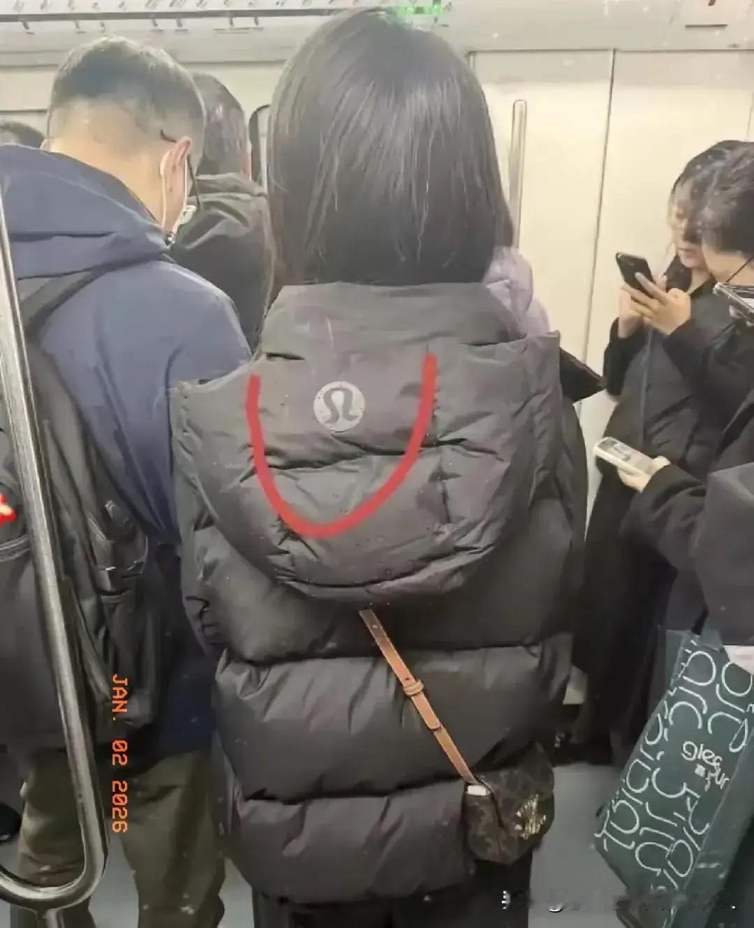 我滴个妈呀！地铁上瞅见件羽绒服，差点给我笑喷！第一眼愣是把它看成后背挂了个