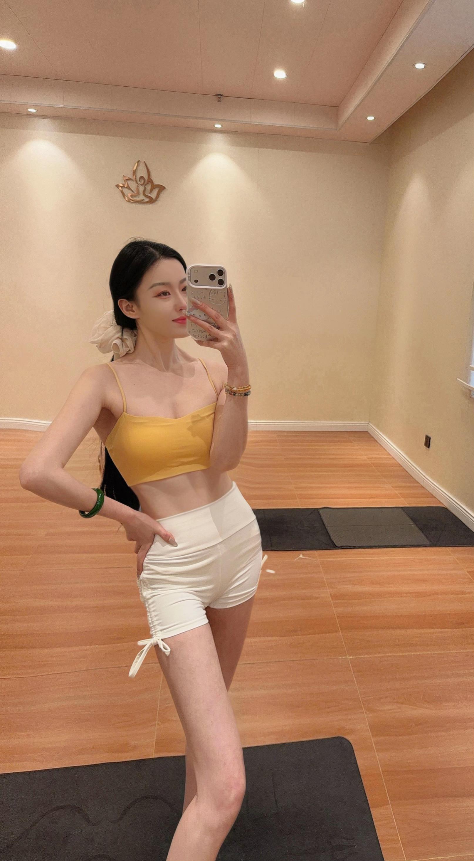 良好的身材藏着一个人的自律，也是女人最高级的姿态，被看见的美好背后都藏...