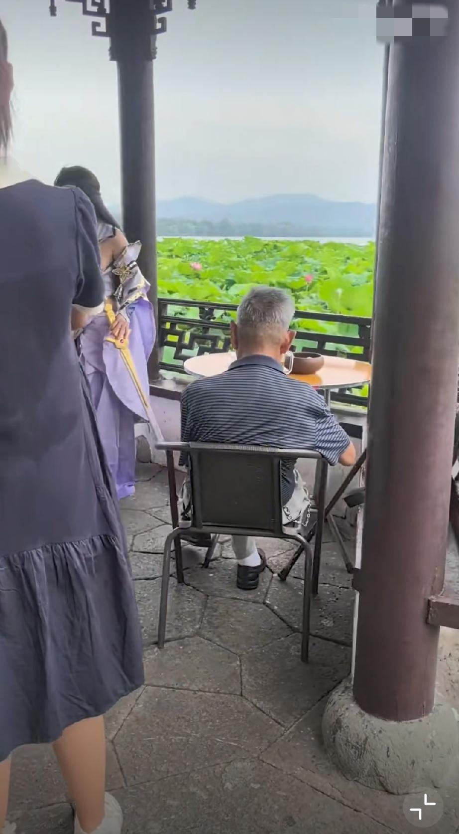 姐妹吐槽：无法无天的大爷，杭州西湖凉亭网红打卡点被大爷霸占。拍照大无语事件，