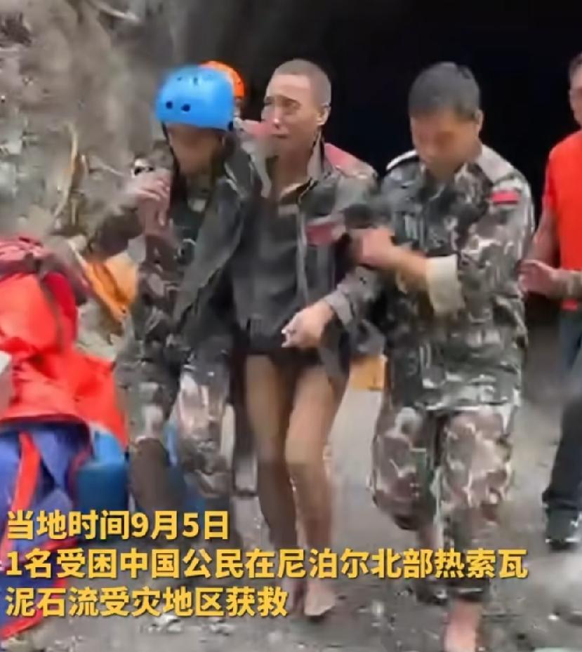 尼泊尔被救出来中国工人大叔。陆海涛，49岁，河南安阳人。光着两条腿，被两个人