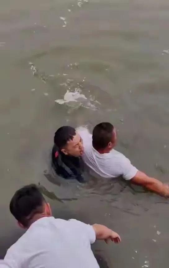 母子河边散步，突然男子给母亲下跪，然后毫不犹豫的跳进河里！那一跪，他赌上了命。河