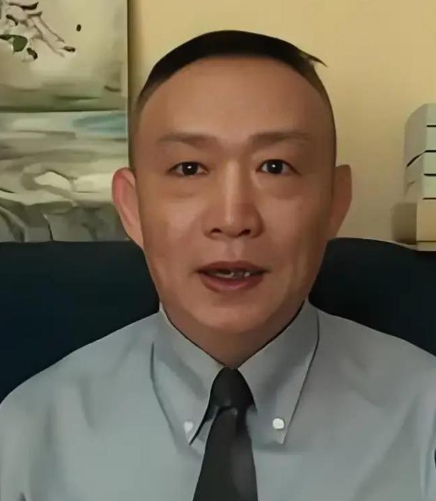 解释不清了！在北京，学者卢麒元公开提出，凡参与立法与定规矩者必须做常态化政审，缘