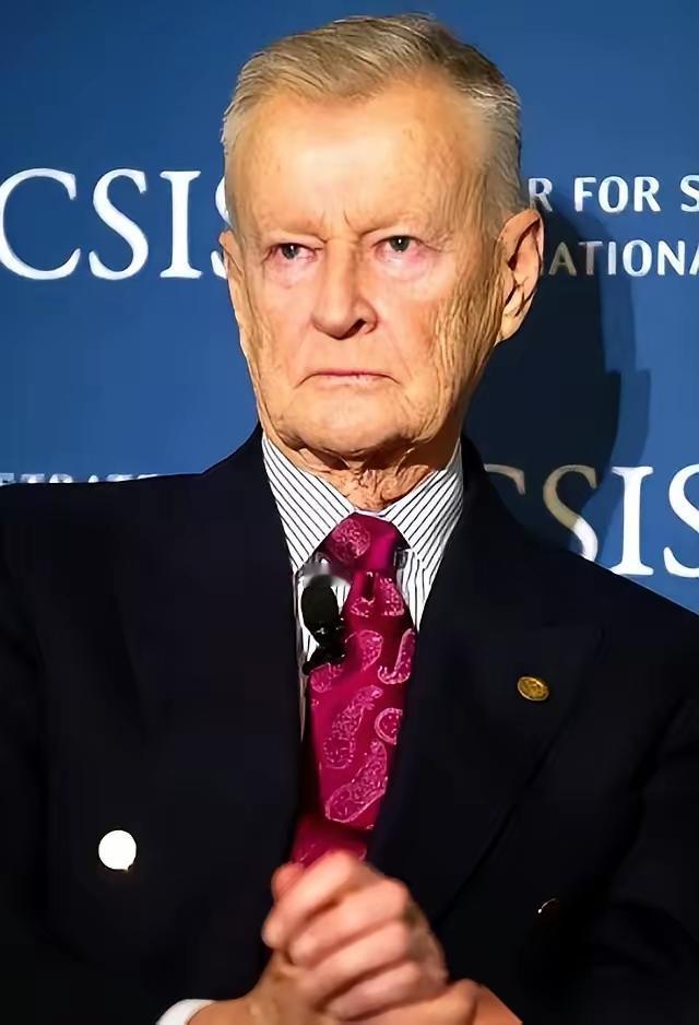 有个美国顶级的战略大师，跟基辛格一个级别的，晚年一直在后悔一件事。他说，我们犯