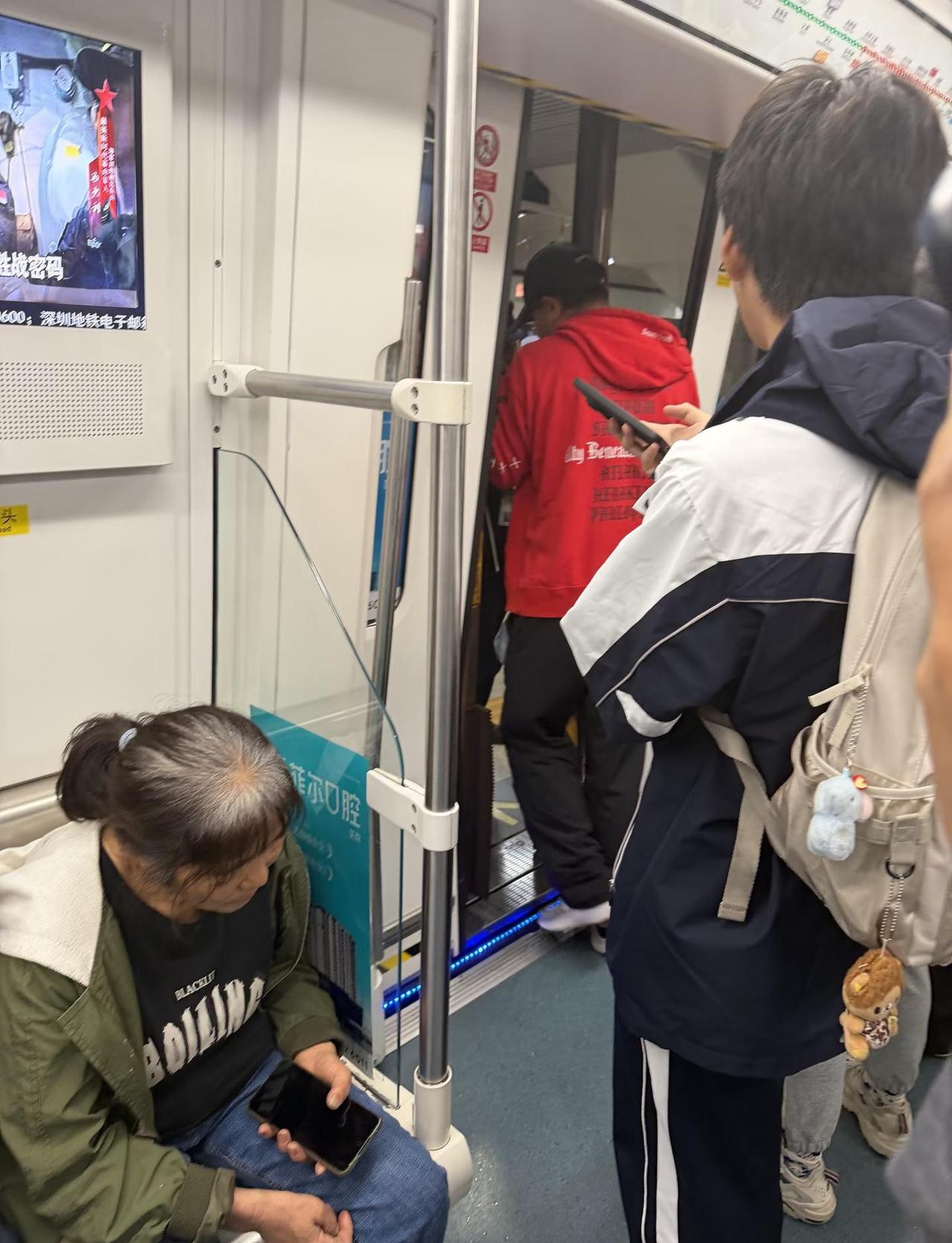 深圳地铁又遇无语事件[汗]车都关上门就差个缝了，硬要掰开下车，开眼界了深圳