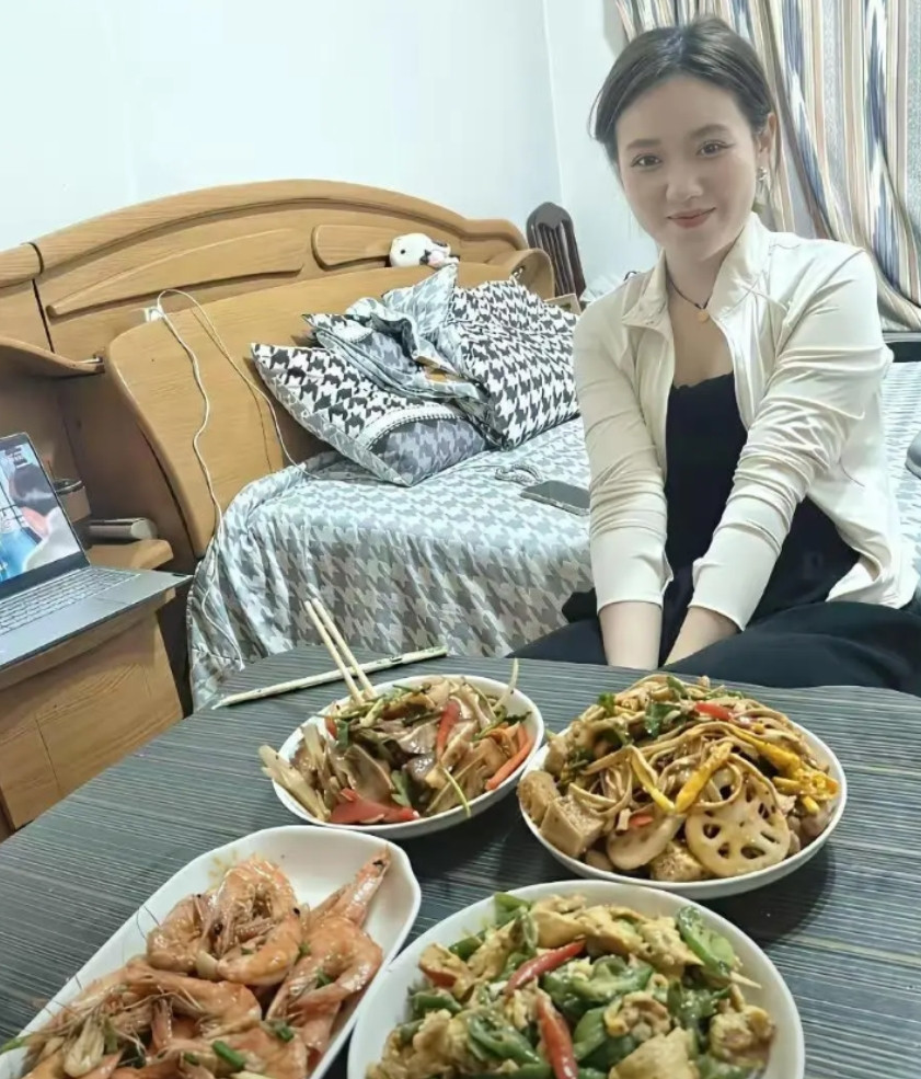 去同事家吃饭，这几个菜做的味道还不错，配点酒更好